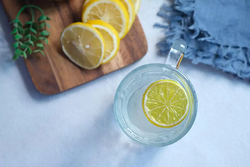 ✅ ¿Qué es el agua tibia con limón en ayunas?